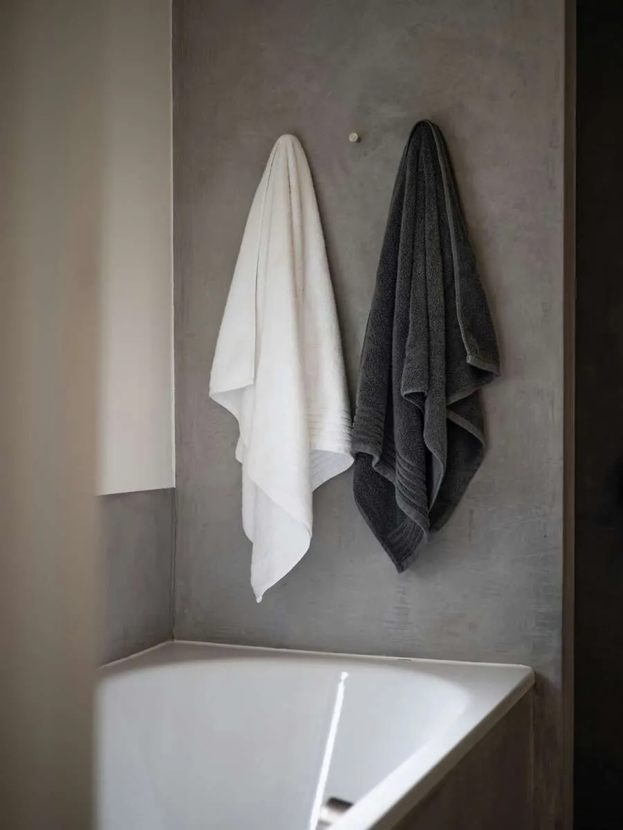 Hanging bath towels