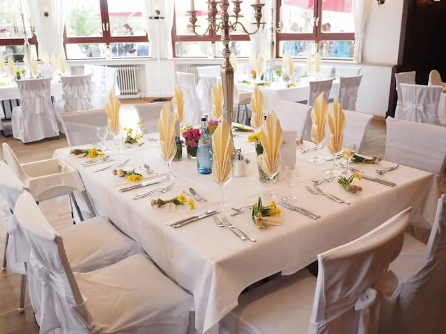 Wedding Napkin Folds: Unique Styles, Fabric Tips, Placement Tricks, And Themes Wedding Napkin Folds: Unique Styles, Fabric Tips, Placement Tricks, And Themes