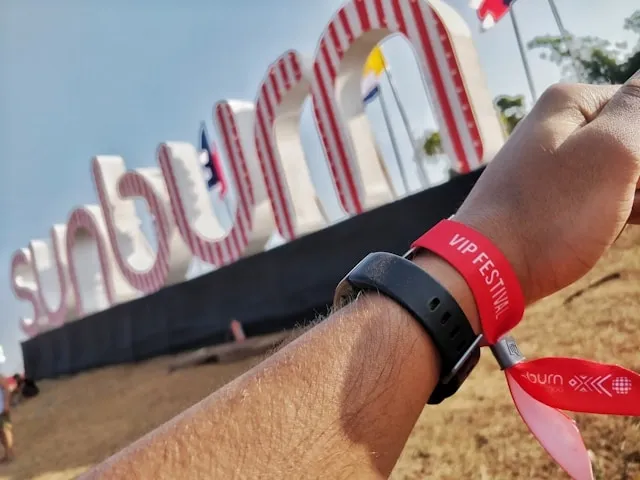 How To Take Off Festival Wristband? Easy Techniques, Lubrication Methods, And Avoid Pain