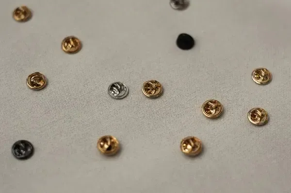 Different butterfly and rubber clutches for pins