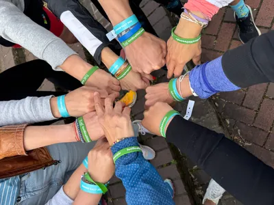 Wir sind ein Team im Network Marketing mit testbasierter Nahrungsergnzung Um uns auf einer groen Veranstaltung von anderen Teams abzuheben haben wir Armbnder mit unserem Team Namen fr jedes Teammitglied anfertigen lassen